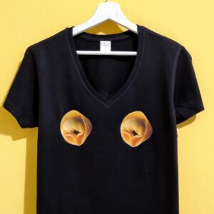 Le nostre magliette in dialetto reggiano sono molto più di un capo d’abbigliamento: sono un modo originale e ironico per raccontare le proprie origini 👕. Ogni t-shirt nasce dall’amore per Reggio Emilia e riporta frasi divertenti, proverbi e modi di dire tipici della tradizione locale, trasformando il dialetto in uno stile unico e riconoscibile. Realizzate in morbido cotone e stampate artigianalmente, le magliette personalizzate sono perfette per il tempo libero, per eventi e come idea regalo originale per chi ama la propria terra o vive lontano ma vuole portarla sempre con sé ❤️. Scegli tra tante scritte ironiche e autentiche, ideali per esprimere personalità, appartenenza e voglia di sorridere. Con le nostre t-shirt in dialetto reggiano indossi la tradizione con leggerezza e trasformi ogni frase in un messaggio divertente e significativo 😄.