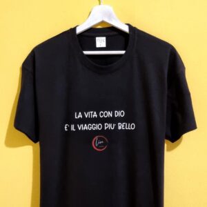 Magliette LIVE THE FAITH – indossa la tua fede Abbiamo creato una nuova categoria dedicata alle magliette LIVE THE FAITH, realizzate in collaborazione con il profilo Instagram @live_the_faith_ , un progetto che ha come obiettivo quello di diffondere la parola di Dio con messaggi positivi, di speranza e di fede. Le nostre t-shirt personalizzate con la scritta LIVE THE FAITH sono pensate per chi desidera indossare la propria spiritualità ogni giorno, trasformando un semplice capo di abbigliamento in un messaggio di vita. Sono magliette uniche, create con materiali di qualità e curate in ogni dettaglio, ideali come idea regalo cristiana, per un’occasione speciale o semplicemente per esprimere la propria fede con stile. Con questo progetto non vogliamo fermarci solo alla moda: stiamo cercando associazioni e realtà solidali a cui devolvere parte del ricavato dalla vendita delle magliette LIVE THE FAITH. Il nostro obiettivo è trasformare ogni acquisto in un gesto concreto di amore e condivisione. 👉 Scopri la nuova collezione LIVE THE FAITH: scegli la tua maglietta e porta con te un messaggio di luce e speranza.