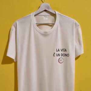 Magliette LIVE THE FAITH – indossa la tua fede Abbiamo creato una nuova categoria dedicata alle magliette LIVE THE FAITH, realizzate in collaborazione con il profilo Instagram @live_the_faith_ , un progetto che ha come obiettivo quello di diffondere la parola di Dio con messaggi positivi, di speranza e di fede. Le nostre t-shirt personalizzate con la scritta LIVE THE FAITH sono pensate per chi desidera indossare la propria spiritualità ogni giorno, trasformando un semplice capo di abbigliamento in un messaggio di vita. Sono magliette uniche, create con materiali di qualità e curate in ogni dettaglio, ideali come idea regalo cristiana, per un’occasione speciale o semplicemente per esprimere la propria fede con stile. Con questo progetto non vogliamo fermarci solo alla moda: stiamo cercando associazioni e realtà solidali a cui devolvere parte del ricavato dalla vendita delle magliette LIVE THE FAITH. Il nostro obiettivo è trasformare ogni acquisto in un gesto concreto di amore e condivisione. 👉 Scopri la nuova collezione LIVE THE FAITH: scegli la tua maglietta e porta con te un messaggio di luce e speranza.