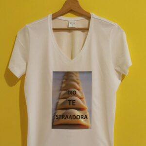 Le nostre magliette in dialetto reggiano sono molto più di un capo d’abbigliamento: sono un modo originale e ironico per raccontare le proprie origini 👕. Ogni t-shirt nasce dall’amore per Reggio Emilia e riporta frasi divertenti, proverbi e modi di dire tipici della tradizione locale, trasformando il dialetto in uno stile unico e riconoscibile. Realizzate in morbido cotone e stampate artigianalmente, le magliette personalizzate sono perfette per il tempo libero, per eventi e come idea regalo originale per chi ama la propria terra o vive lontano ma vuole portarla sempre con sé ❤️. Scegli tra tante scritte ironiche e autentiche, ideali per esprimere personalità, appartenenza e voglia di sorridere. Con le nostre t-shirt in dialetto reggiano indossi la tradizione con leggerezza e trasformi ogni frase in un messaggio divertente e significativo 😄.