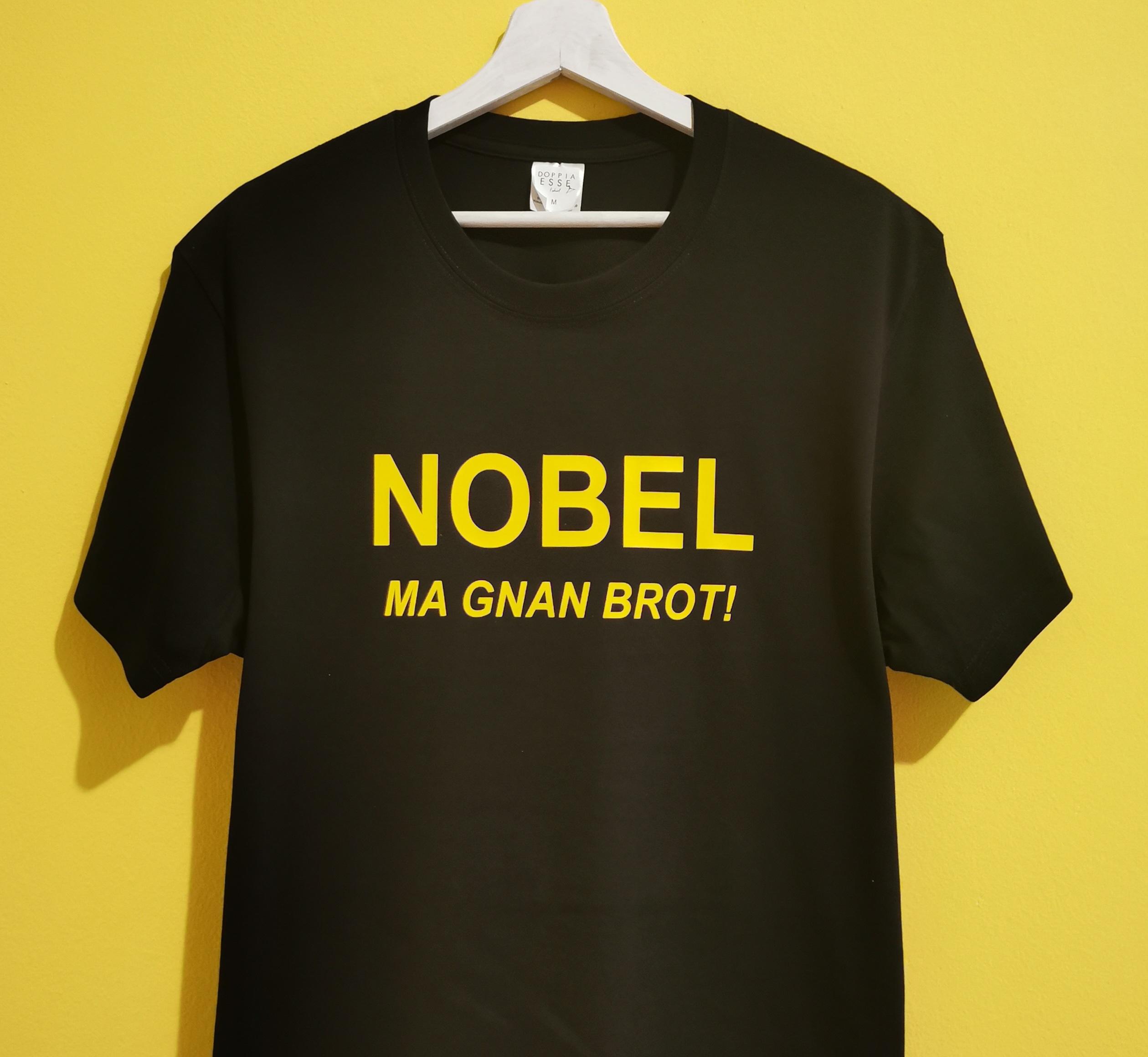 Le nostre magliette in dialetto reggiano sono molto più di un capo d’abbigliamento: sono un modo originale e ironico per raccontare le proprie origini 👕. Ogni t-shirt nasce dall’amore per Reggio Emilia e riporta frasi divertenti, proverbi e modi di dire tipici della tradizione locale, trasformando il dialetto in uno stile unico e riconoscibile. Realizzate in morbido cotone e stampate artigianalmente, le magliette personalizzate sono perfette per il tempo libero, per eventi e come idea regalo originale per chi ama la propria terra o vive lontano ma vuole portarla sempre con sé ❤️. Scegli tra tante scritte ironiche e autentiche, ideali per esprimere personalità, appartenenza e voglia di sorridere. Con le nostre t-shirt in dialetto reggiano indossi la tradizione con leggerezza e trasformi ogni frase in un messaggio divertente e significativo 😄.