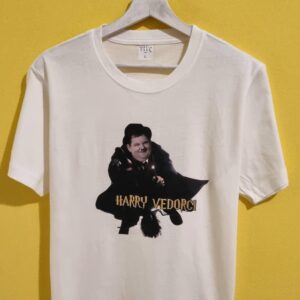 Scopri le magliette di Natale firmate Doppia Esse 🎄: ironiche, originali e realizzate a mano nel nostro laboratorio di Montecchio Emilia. Perfette per i look delle feste, per un regalo speciale o per strappare un sorriso durante il pranzo di Natale. Trovi frasi divertenti, grafiche creative, versioni glitter e t-shirt personalizzabili con nomi o dediche. Ordina online o passa in negozio: il Natale qui è fatto di idee uniche e tutta l’ironia che ci contraddistingue.