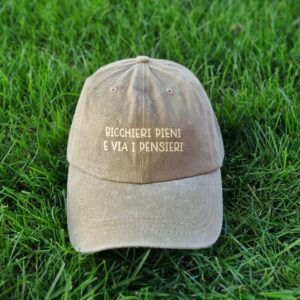 Scopri la collezione di cappellini personalizzati firmati Doppia Esse T-Shirt: accessori unici, originali e pieni di personalità, perfetti per completare ogni outfit con un tocco ironico e distintivo. Dai cappellini con frasi divertenti a quelli personalizzabili con nomi, parole o messaggi speciali, ogni modello è pensato per esprimere chi sei davvero. Ideali come idea regalo originale per compleanni, eventi o occasioni speciali, i nostri cappellini uniscono stile, qualità e creatività. Realizzati con materiali confortevoli e resistenti, sono perfetti per il tempo libero, i viaggi o le giornate all’aria aperta. Scegli il tuo cappellino personalizzato e rendi unico il tuo look con una frase che parla di te. Perché a volte basta una parola in testa… per dire tutto.