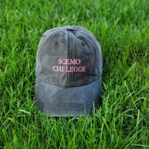 Scopri la collezione di cappellini personalizzati firmati Doppia Esse T-Shirt: accessori unici, originali e pieni di personalità, perfetti per completare ogni outfit con un tocco ironico e distintivo. Dai cappellini con frasi divertenti a quelli personalizzabili con nomi, parole o messaggi speciali, ogni modello è pensato per esprimere chi sei davvero. Ideali come idea regalo originale per compleanni, eventi o occasioni speciali, i nostri cappellini uniscono stile, qualità e creatività. Realizzati con materiali confortevoli e resistenti, sono perfetti per il tempo libero, i viaggi o le giornate all’aria aperta. Scegli il tuo cappellino personalizzato e rendi unico il tuo look con una frase che parla di te. Perché a volte basta una parola in testa… per dire tutto.