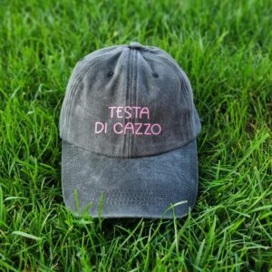 Scopri la collezione di cappellini personalizzati firmati Doppia Esse T-Shirt: accessori unici, originali e pieni di personalità, perfetti per completare ogni outfit con un tocco ironico e distintivo. Dai cappellini con frasi divertenti a quelli personalizzabili con nomi, parole o messaggi speciali, ogni modello è pensato per esprimere chi sei davvero. Ideali come idea regalo originale per compleanni, eventi o occasioni speciali, i nostri cappellini uniscono stile, qualità e creatività. Realizzati con materiali confortevoli e resistenti, sono perfetti per il tempo libero, i viaggi o le giornate all’aria aperta. Scegli il tuo cappellino personalizzato e rendi unico il tuo look con una frase che parla di te. Perché a volte basta una parola in testa… per dire tutto.