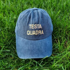 Scopri la collezione di cappellini personalizzati firmati Doppia Esse T-Shirt: accessori unici, originali e pieni di personalità, perfetti per completare ogni outfit con un tocco ironico e distintivo. Dai cappellini con frasi divertenti a quelli personalizzabili con nomi, parole o messaggi speciali, ogni modello è pensato per esprimere chi sei davvero. Ideali come idea regalo originale per compleanni, eventi o occasioni speciali, i nostri cappellini uniscono stile, qualità e creatività. Realizzati con materiali confortevoli e resistenti, sono perfetti per il tempo libero, i viaggi o le giornate all’aria aperta. Scegli il tuo cappellino personalizzato e rendi unico il tuo look con una frase che parla di te. Perché a volte basta una parola in testa… per dire tutto.