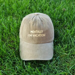 Scopri la collezione di cappellini personalizzati firmati Doppia Esse T-Shirt: accessori unici, originali e pieni di personalità, perfetti per completare ogni outfit con un tocco ironico e distintivo. Dai cappellini con frasi divertenti a quelli personalizzabili con nomi, parole o messaggi speciali, ogni modello è pensato per esprimere chi sei davvero. Ideali come idea regalo originale per compleanni, eventi o occasioni speciali, i nostri cappellini uniscono stile, qualità e creatività. Realizzati con materiali confortevoli e resistenti, sono perfetti per il tempo libero, i viaggi o le giornate all’aria aperta. Scegli il tuo cappellino personalizzato e rendi unico il tuo look con una frase che parla di te. Perché a volte basta una parola in testa… per dire tutto.