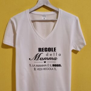 Cerchi un’idea regalo originale per la Festa della Mamma? Qui trovi magliette, shopper e grembiuli personalizzati con frasi ironiche, dolci e super rappresentative… perché diciamolo: la mamma è sempre il boss 😎 Le nostre t-shirt per la mamma sono perfette per sorprendere con un regalo unico, divertente e pieno di significato. Dalle frasi simpatiche come “Regole della Mamma” ai design più emozionali come “Grazie Mamma”, ogni prodotto è pensato per far sorridere (o commuovere, dipende dal carattere della mamma 👀). Puoi scegliere tra: Magliette personalizzate per la mamma Shopper e borse regalo originali Grembiuli divertenti per mamme regine della cucina Ideali per la Festa della Mamma, ma anche per compleanni o semplicemente per dire “ti voglio bene” in modo diverso dal solito. Tutti i prodotti sono realizzati nel nostro laboratorio creativo con cura artigianale e possibilità di personalizzazione.