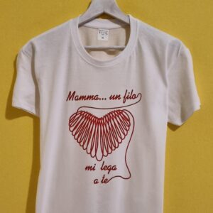 Cerchi un’idea regalo originale per la Festa della Mamma? Qui trovi magliette, shopper e grembiuli personalizzati con frasi ironiche, dolci e super rappresentative… perché diciamolo: la mamma è sempre il boss 😎 Le nostre t-shirt per la mamma sono perfette per sorprendere con un regalo unico, divertente e pieno di significato. Dalle frasi simpatiche come “Regole della Mamma” ai design più emozionali come “Grazie Mamma”, ogni prodotto è pensato per far sorridere (o commuovere, dipende dal carattere della mamma 👀). Puoi scegliere tra: Magliette personalizzate per la mamma Shopper e borse regalo originali Grembiuli divertenti per mamme regine della cucina Ideali per la Festa della Mamma, ma anche per compleanni o semplicemente per dire “ti voglio bene” in modo diverso dal solito. Tutti i prodotti sono realizzati nel nostro laboratorio creativo con cura artigianale e possibilità di personalizzazione.