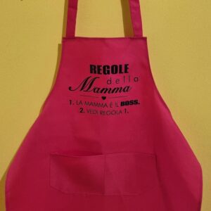 Cerchi un’idea regalo originale per la Festa della Mamma? Qui trovi magliette, shopper e grembiuli personalizzati con frasi ironiche, dolci e super rappresentative… perché diciamolo: la mamma è sempre il boss 😎 Le nostre t-shirt per la mamma sono perfette per sorprendere con un regalo unico, divertente e pieno di significato. Dalle frasi simpatiche come “Regole della Mamma” ai design più emozionali come “Grazie Mamma”, ogni prodotto è pensato per far sorridere (o commuovere, dipende dal carattere della mamma 👀). Puoi scegliere tra: Magliette personalizzate per la mamma Shopper e borse regalo originali Grembiuli divertenti per mamme regine della cucina Ideali per la Festa della Mamma, ma anche per compleanni o semplicemente per dire “ti voglio bene” in modo diverso dal solito. Tutti i prodotti sono realizzati nel nostro laboratorio creativo con cura artigianale e possibilità di personalizzazione.
