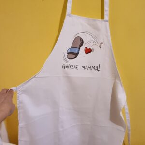 Cerchi un’idea regalo originale per la Festa della Mamma? Qui trovi magliette, shopper e grembiuli personalizzati con frasi ironiche, dolci e super rappresentative… perché diciamolo: la mamma è sempre il boss 😎 Le nostre t-shirt per la mamma sono perfette per sorprendere con un regalo unico, divertente e pieno di significato. Dalle frasi simpatiche come “Regole della Mamma” ai design più emozionali come “Grazie Mamma”, ogni prodotto è pensato per far sorridere (o commuovere, dipende dal carattere della mamma 👀). Puoi scegliere tra: Magliette personalizzate per la mamma Shopper e borse regalo originali Grembiuli divertenti per mamme regine della cucina Ideali per la Festa della Mamma, ma anche per compleanni o semplicemente per dire “ti voglio bene” in modo diverso dal solito. Tutti i prodotti sono realizzati nel nostro laboratorio creativo con cura artigianale e possibilità di personalizzazione.