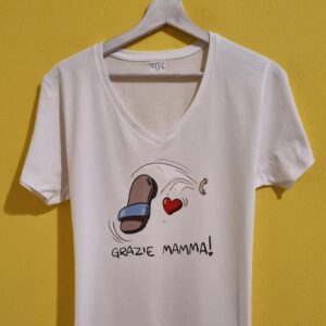 Cerchi un’idea regalo originale per la Festa della Mamma? Qui trovi magliette, shopper e grembiuli personalizzati con frasi ironiche, dolci e super rappresentative… perché diciamolo: la mamma è sempre il boss 😎 Le nostre t-shirt per la mamma sono perfette per sorprendere con un regalo unico, divertente e pieno di significato. Dalle frasi simpatiche come “Regole della Mamma” ai design più emozionali come “Grazie Mamma”, ogni prodotto è pensato per far sorridere (o commuovere, dipende dal carattere della mamma 👀). Puoi scegliere tra: Magliette personalizzate per la mamma Shopper e borse regalo originali Grembiuli divertenti per mamme regine della cucina Ideali per la Festa della Mamma, ma anche per compleanni o semplicemente per dire “ti voglio bene” in modo diverso dal solito. Tutti i prodotti sono realizzati nel nostro laboratorio creativo con cura artigianale e possibilità di personalizzazione.