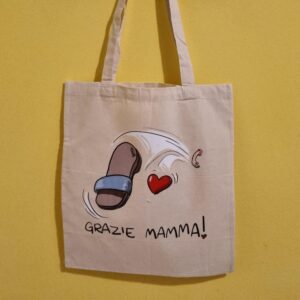 Cerchi un’idea regalo originale per la Festa della Mamma? Qui trovi magliette, shopper e grembiuli personalizzati con frasi ironiche, dolci e super rappresentative… perché diciamolo: la mamma è sempre il boss 😎 Le nostre t-shirt per la mamma sono perfette per sorprendere con un regalo unico, divertente e pieno di significato. Dalle frasi simpatiche come “Regole della Mamma” ai design più emozionali come “Grazie Mamma”, ogni prodotto è pensato per far sorridere (o commuovere, dipende dal carattere della mamma 👀). Puoi scegliere tra: Magliette personalizzate per la mamma Shopper e borse regalo originali Grembiuli divertenti per mamme regine della cucina Ideali per la Festa della Mamma, ma anche per compleanni o semplicemente per dire “ti voglio bene” in modo diverso dal solito. Tutti i prodotti sono realizzati nel nostro laboratorio creativo con cura artigianale e possibilità di personalizzazione.
