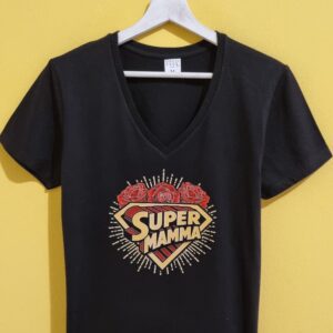 Cerchi un’idea regalo originale per la Festa della Mamma? Qui trovi magliette, shopper e grembiuli personalizzati con frasi ironiche, dolci e super rappresentative… perché diciamolo: la mamma è sempre il boss 😎 Le nostre t-shirt per la mamma sono perfette per sorprendere con un regalo unico, divertente e pieno di significato. Dalle frasi simpatiche come “Regole della Mamma” ai design più emozionali come “Grazie Mamma”, ogni prodotto è pensato per far sorridere (o commuovere, dipende dal carattere della mamma 👀). Puoi scegliere tra: Magliette personalizzate per la mamma Shopper e borse regalo originali Grembiuli divertenti per mamme regine della cucina Ideali per la Festa della Mamma, ma anche per compleanni o semplicemente per dire “ti voglio bene” in modo diverso dal solito. Tutti i prodotti sono realizzati nel nostro laboratorio creativo con cura artigianale e possibilità di personalizzazione.