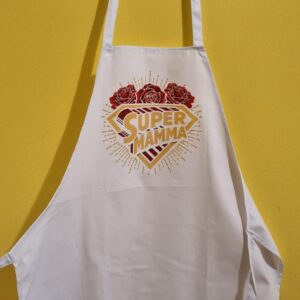Cerchi un’idea regalo originale per la Festa della Mamma? Qui trovi magliette, shopper e grembiuli personalizzati con frasi ironiche, dolci e super rappresentative… perché diciamolo: la mamma è sempre il boss 😎 Le nostre t-shirt per la mamma sono perfette per sorprendere con un regalo unico, divertente e pieno di significato. Dalle frasi simpatiche come “Regole della Mamma” ai design più emozionali come “Grazie Mamma”, ogni prodotto è pensato per far sorridere (o commuovere, dipende dal carattere della mamma 👀). Puoi scegliere tra: Magliette personalizzate per la mamma Shopper e borse regalo originali Grembiuli divertenti per mamme regine della cucina Ideali per la Festa della Mamma, ma anche per compleanni o semplicemente per dire “ti voglio bene” in modo diverso dal solito. Tutti i prodotti sono realizzati nel nostro laboratorio creativo con cura artigianale e possibilità di personalizzazione.