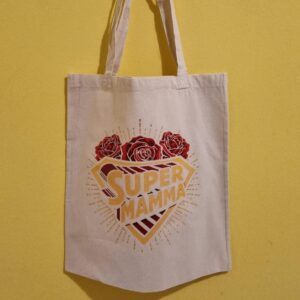 Cerchi un’idea regalo originale per la Festa della Mamma? Qui trovi magliette, shopper e grembiuli personalizzati con frasi ironiche, dolci e super rappresentative… perché diciamolo: la mamma è sempre il boss 😎 Le nostre t-shirt per la mamma sono perfette per sorprendere con un regalo unico, divertente e pieno di significato. Dalle frasi simpatiche come “Regole della Mamma” ai design più emozionali come “Grazie Mamma”, ogni prodotto è pensato per far sorridere (o commuovere, dipende dal carattere della mamma 👀). Puoi scegliere tra: Magliette personalizzate per la mamma Shopper e borse regalo originali Grembiuli divertenti per mamme regine della cucina Ideali per la Festa della Mamma, ma anche per compleanni o semplicemente per dire “ti voglio bene” in modo diverso dal solito. Tutti i prodotti sono realizzati nel nostro laboratorio creativo con cura artigianale e possibilità di personalizzazione.