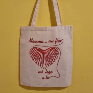 Cerchi un’idea regalo originale per la Festa della Mamma? Qui trovi magliette, shopper e grembiuli personalizzati con frasi ironiche, dolci e super rappresentative… perché diciamolo: la mamma è sempre il boss 😎 Le nostre t-shirt per la mamma sono perfette per sorprendere con un regalo unico, divertente e pieno di significato. Dalle frasi simpatiche come “Regole della Mamma” ai design più emozionali come “Grazie Mamma”, ogni prodotto è pensato per far sorridere (o commuovere, dipende dal carattere della mamma 👀). Puoi scegliere tra: Magliette personalizzate per la mamma Shopper e borse regalo originali Grembiuli divertenti per mamme regine della cucina Ideali per la Festa della Mamma, ma anche per compleanni o semplicemente per dire “ti voglio bene” in modo diverso dal solito. Tutti i prodotti sono realizzati nel nostro laboratorio creativo con cura artigianale e possibilità di personalizzazione.