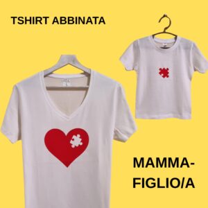 Cerchi un’idea regalo originale per la Festa della Mamma? Qui trovi magliette, shopper e grembiuli personalizzati con frasi ironiche, dolci e super rappresentative… perché diciamolo: la mamma è sempre il boss 😎 Le nostre t-shirt per la mamma sono perfette per sorprendere con un regalo unico, divertente e pieno di significato. Dalle frasi simpatiche come “Regole della Mamma” ai design più emozionali come “Grazie Mamma”, ogni prodotto è pensato per far sorridere (o commuovere, dipende dal carattere della mamma 👀). Puoi scegliere tra: Magliette personalizzate per la mamma Shopper e borse regalo originali Grembiuli divertenti per mamme regine della cucina Ideali per la Festa della Mamma, ma anche per compleanni o semplicemente per dire “ti voglio bene” in modo diverso dal solito. Tutti i prodotti sono realizzati nel nostro laboratorio creativo con cura artigianale e possibilità di personalizzazione.