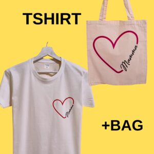 Cerchi un’idea regalo originale per la Festa della Mamma? Qui trovi magliette, shopper e grembiuli personalizzati con frasi ironiche, dolci e super rappresentative… perché diciamolo: la mamma è sempre il boss 😎 Le nostre t-shirt per la mamma sono perfette per sorprendere con un regalo unico, divertente e pieno di significato. Dalle frasi simpatiche come “Regole della Mamma” ai design più emozionali come “Grazie Mamma”, ogni prodotto è pensato per far sorridere (o commuovere, dipende dal carattere della mamma 👀). Puoi scegliere tra: Magliette personalizzate per la mamma Shopper e borse regalo originali Grembiuli divertenti per mamme regine della cucina Ideali per la Festa della Mamma, ma anche per compleanni o semplicemente per dire “ti voglio bene” in modo diverso dal solito. Tutti i prodotti sono realizzati nel nostro laboratorio creativo con cura artigianale e possibilità di personalizzazione.