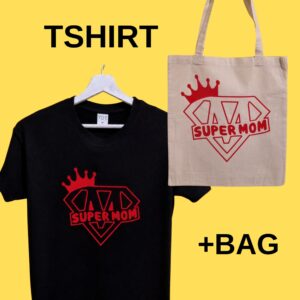 Cerchi un’idea regalo originale per la Festa della Mamma? Qui trovi magliette, shopper e grembiuli personalizzati con frasi ironiche, dolci e super rappresentative… perché diciamolo: la mamma è sempre il boss 😎 Le nostre t-shirt per la mamma sono perfette per sorprendere con un regalo unico, divertente e pieno di significato. Dalle frasi simpatiche come “Regole della Mamma” ai design più emozionali come “Grazie Mamma”, ogni prodotto è pensato per far sorridere (o commuovere, dipende dal carattere della mamma 👀). Puoi scegliere tra: Magliette personalizzate per la mamma Shopper e borse regalo originali Grembiuli divertenti per mamme regine della cucina Ideali per la Festa della Mamma, ma anche per compleanni o semplicemente per dire “ti voglio bene” in modo diverso dal solito. Tutti i prodotti sono realizzati nel nostro laboratorio creativo con cura artigianale e possibilità di personalizzazione.