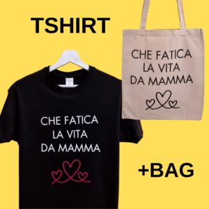 Cerchi un’idea regalo originale per la Festa della Mamma? Qui trovi magliette, shopper e grembiuli personalizzati con frasi ironiche, dolci e super rappresentative… perché diciamolo: la mamma è sempre il boss 😎 Le nostre t-shirt per la mamma sono perfette per sorprendere con un regalo unico, divertente e pieno di significato. Dalle frasi simpatiche come “Regole della Mamma” ai design più emozionali come “Grazie Mamma”, ogni prodotto è pensato per far sorridere (o commuovere, dipende dal carattere della mamma 👀). Puoi scegliere tra: Magliette personalizzate per la mamma Shopper e borse regalo originali Grembiuli divertenti per mamme regine della cucina Ideali per la Festa della Mamma, ma anche per compleanni o semplicemente per dire “ti voglio bene” in modo diverso dal solito. Tutti i prodotti sono realizzati nel nostro laboratorio creativo con cura artigianale e possibilità di personalizzazione.