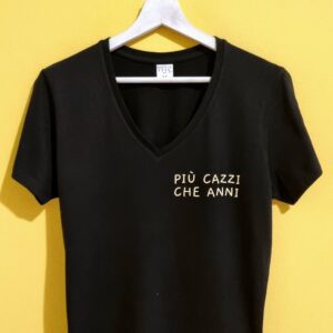 Cerchi una maglietta compleanno divertente, ironica e originale? Su Doppia Esse T-Shirt trovi t-shirt per compleanno personalizzate perfette per festeggiare con simpatia ogni età, dai 18 ai 90 anni. Realizziamo magliette con frasi divertenti, scritte ironiche, battute sul tempo che passa, idee regalo spiritose e design originali pensati per chi ama ridere e farsi notare. Le nostre t-shirt compleanno sono ideali come regalo di compleanno per amici, amiche, mamma, papà, sorelle, colleghi o partner. Puoi scegliere tra magliette ironiche già pronte oppure creare una t-shirt personalizzata con nome, età, data o frase speciale. Ogni maglietta viene realizzata artigianalmente nel nostro laboratorio creativo con stampa di alta qualità e attenzione ai dettagli. Perfette per feste di compleanno, cene tra amici, compleanni a tema, addii ai 30, 40, 50 anni e per chi vuole trasformare un compleanno in un momento ancora più divertente. Se stai cercando: magliette compleanno divertenti, t-shirt ironiche compleanno, magliette personalizzate compleanno, regalo compleanno simpatico, t-shirt con frasi divertenti, magliette spiritose donna uomo, idee regalo compleanno originali o t-shirt personalizzate con scritte… sei nel posto giusto 😄