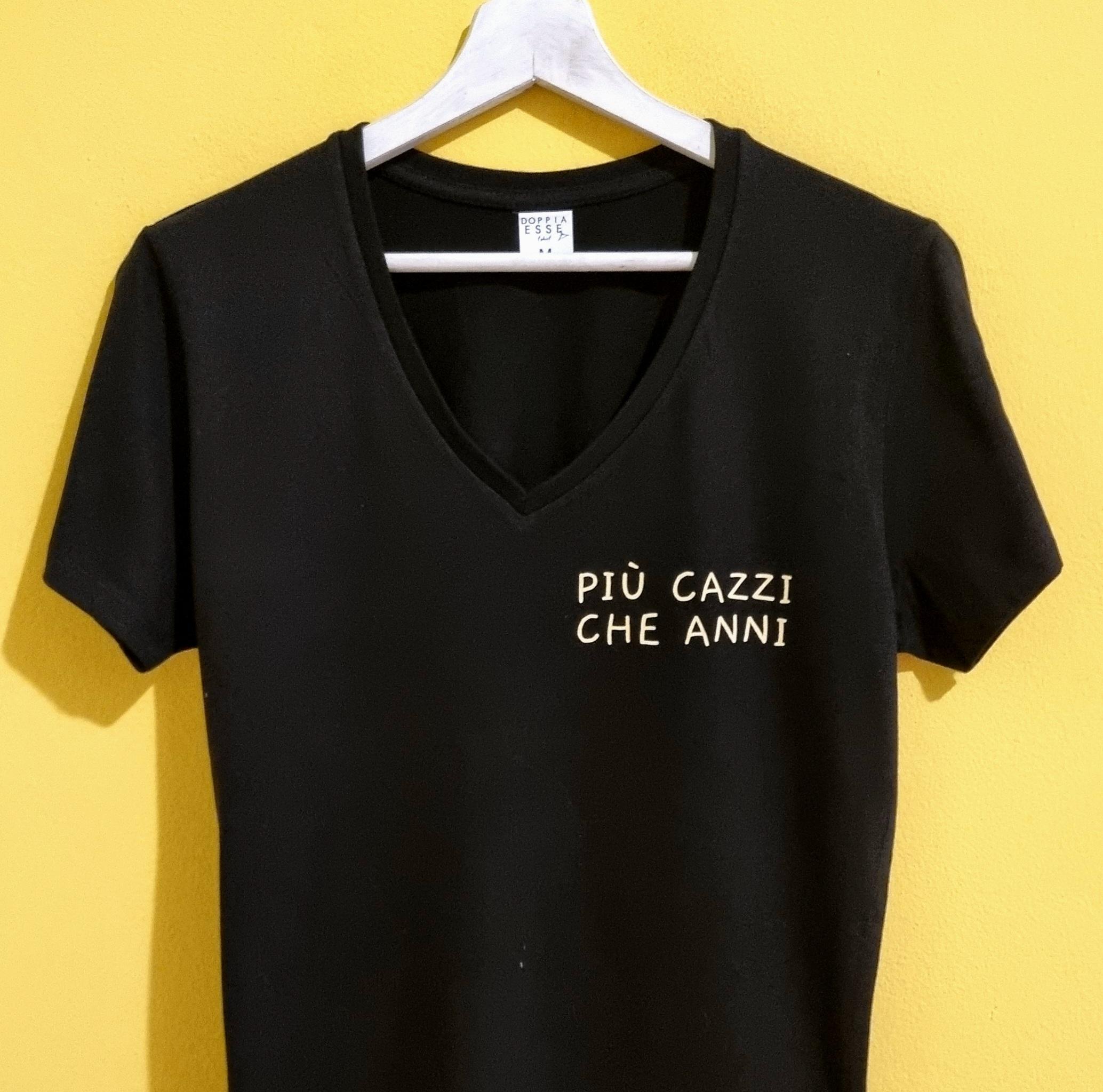 Cerchi una maglietta compleanno divertente, ironica e originale? Su Doppia Esse T-Shirt trovi t-shirt per compleanno personalizzate perfette per festeggiare con simpatia ogni età, dai 18 ai 90 anni. Realizziamo magliette con frasi divertenti, scritte ironiche, battute sul tempo che passa, idee regalo spiritose e design originali pensati per chi ama ridere e farsi notare. Le nostre t-shirt compleanno sono ideali come regalo di compleanno per amici, amiche, mamma, papà, sorelle, colleghi o partner. Puoi scegliere tra magliette ironiche già pronte oppure creare una t-shirt personalizzata con nome, età, data o frase speciale. Ogni maglietta viene realizzata artigianalmente nel nostro laboratorio creativo con stampa di alta qualità e attenzione ai dettagli. Perfette per feste di compleanno, cene tra amici, compleanni a tema, addii ai 30, 40, 50 anni e per chi vuole trasformare un compleanno in un momento ancora più divertente. Se stai cercando: magliette compleanno divertenti, t-shirt ironiche compleanno, magliette personalizzate compleanno, regalo compleanno simpatico, t-shirt con frasi divertenti, magliette spiritose donna uomo, idee regalo compleanno originali o t-shirt personalizzate con scritte… sei nel posto giusto 😄
