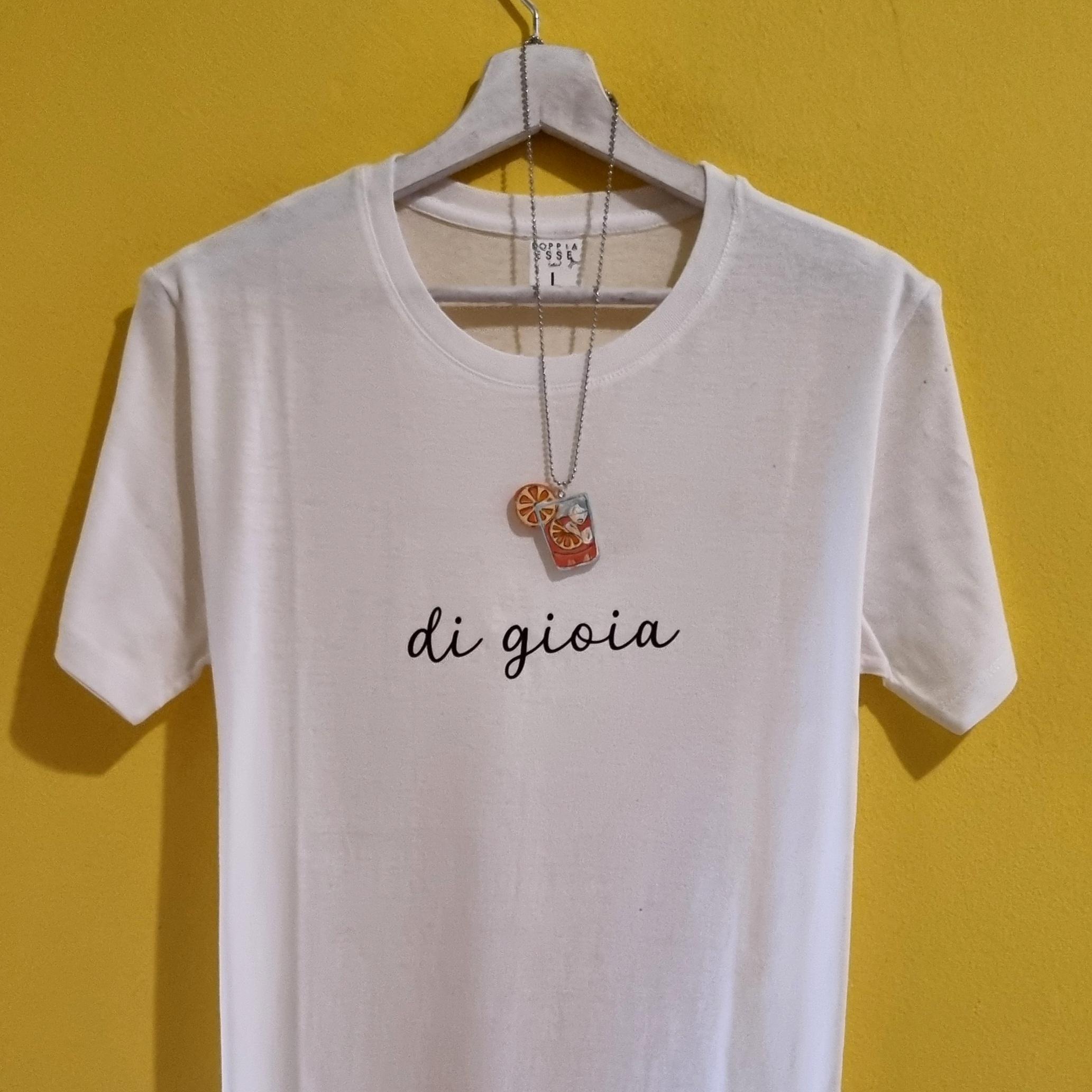 T-shirt Spritz e Gin Tonic – Magliette divertenti con collanina abbinata Se ami gli aperitivi, le serate in compagnia e l'ironia, queste t-shirt sono fatte per te. Le magliette Spritz e Gin Tonic di Doppia Esse uniscono una scritta minimal a una simpatica collanina a forma di cocktail, creando un originale effetto rebus che conquista al primo sguardo. Perfette per chi non rinuncia mai a un brindisi con gli amici, sono un'idea regalo originale per compleanni, addii al nubilato, feste, vacanze, aperitivi e per tutti gli amanti dello Spritz e del Gin Tonic. Disponibili in diversi colori, sono realizzate in cotone di qualità e stampate nel nostro laboratorio artigianale. Un regalo divertente, diverso dal solito e perfetto per chi ama indossare la propria personalità... con un pizzico di ironia.