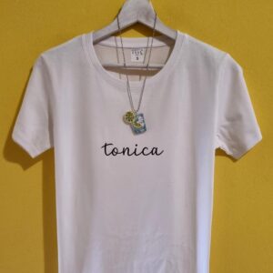 T-shirt Spritz e Gin Tonic – Magliette divertenti con collanina abbinata Se ami gli aperitivi, le serate in compagnia e l'ironia, queste t-shirt sono fatte per te. Le magliette Spritz e Gin Tonic di Doppia Esse uniscono una scritta minimal a una simpatica collanina a forma di cocktail, creando un originale effetto rebus che conquista al primo sguardo. Perfette per chi non rinuncia mai a un brindisi con gli amici, sono un'idea regalo originale per compleanni, addii al nubilato, feste, vacanze, aperitivi e per tutti gli amanti dello Spritz e del Gin Tonic. Disponibili in diversi colori, sono realizzate in cotone di qualità e stampate nel nostro laboratorio artigianale. Un regalo divertente, diverso dal solito e perfetto per chi ama indossare la propria personalità... con un pizzico di ironia.