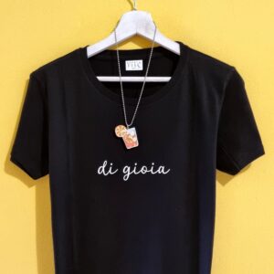 T-shirt Spritz e Gin Tonic – Magliette divertenti con collanina abbinata Se ami gli aperitivi, le serate in compagnia e l'ironia, queste t-shirt sono fatte per te. Le magliette Spritz e Gin Tonic di Doppia Esse uniscono una scritta minimal a una simpatica collanina a forma di cocktail, creando un originale effetto rebus che conquista al primo sguardo. Perfette per chi non rinuncia mai a un brindisi con gli amici, sono un'idea regalo originale per compleanni, addii al nubilato, feste, vacanze, aperitivi e per tutti gli amanti dello Spritz e del Gin Tonic. Disponibili in diversi colori, sono realizzate in cotone di qualità e stampate nel nostro laboratorio artigianale. Un regalo divertente, diverso dal solito e perfetto per chi ama indossare la propria personalità... con un pizzico di ironia.