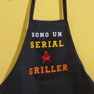 Grembiuli personalizzati e grembiuli con scritte divertenti Cerchi un grembiule originale per cucinare con il sorriso? Su Doppia Esse T-Shirt trovi grembiuli personalizzati e grembiuli con scritte divertenti, perfetti per chi ama stare ai fornelli senza rinunciare all'ironia. Realizziamo grembiuli da cucina personalizzati per uomo, donna e bambini, ideali come regalo per compleanni, Natale, Festa della Mamma, Festa del Papà, pensionamenti, grigliate, cene tra amici e tante altre occasioni. Puoi scegliere tra modelli con frasi simpatiche già pronte oppure creare un grembiule personalizzato con nome, dedica, logo o una frase tutta tua. Ogni grembiule viene realizzato artigianalmente nel nostro laboratorio con stampa di alta qualità, per un regalo utile, originale e destinato a farsi ricordare. Parole chiave SEO: grembiuli personalizzati, grembiuli con scritte, grembiuli divertenti, grembiuli da cucina, grembiule personalizzato, grembiule con nome, grembiuli ironici, grembiuli originali, grembiule regalo, grembiuli per grigliata, grembiuli uomo, grembiuli donna, idee regalo cucina, regalo per chi ama cucinare, grembiuli stampati.