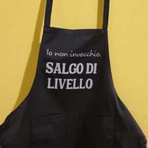 Grembiuli personalizzati e grembiuli con scritte divertenti Cerchi un grembiule originale per cucinare con il sorriso? Su Doppia Esse T-Shirt trovi grembiuli personalizzati e grembiuli con scritte divertenti, perfetti per chi ama stare ai fornelli senza rinunciare all'ironia. Realizziamo grembiuli da cucina personalizzati per uomo, donna e bambini, ideali come regalo per compleanni, Natale, Festa della Mamma, Festa del Papà, pensionamenti, grigliate, cene tra amici e tante altre occasioni. Puoi scegliere tra modelli con frasi simpatiche già pronte oppure creare un grembiule personalizzato con nome, dedica, logo o una frase tutta tua. Ogni grembiule viene realizzato artigianalmente nel nostro laboratorio con stampa di alta qualità, per un regalo utile, originale e destinato a farsi ricordare. Parole chiave SEO: grembiuli personalizzati, grembiuli con scritte, grembiuli divertenti, grembiuli da cucina, grembiule personalizzato, grembiule con nome, grembiuli ironici, grembiuli originali, grembiule regalo, grembiuli per grigliata, grembiuli uomo, grembiuli donna, idee regalo cucina, regalo per chi ama cucinare, grembiuli stampati.