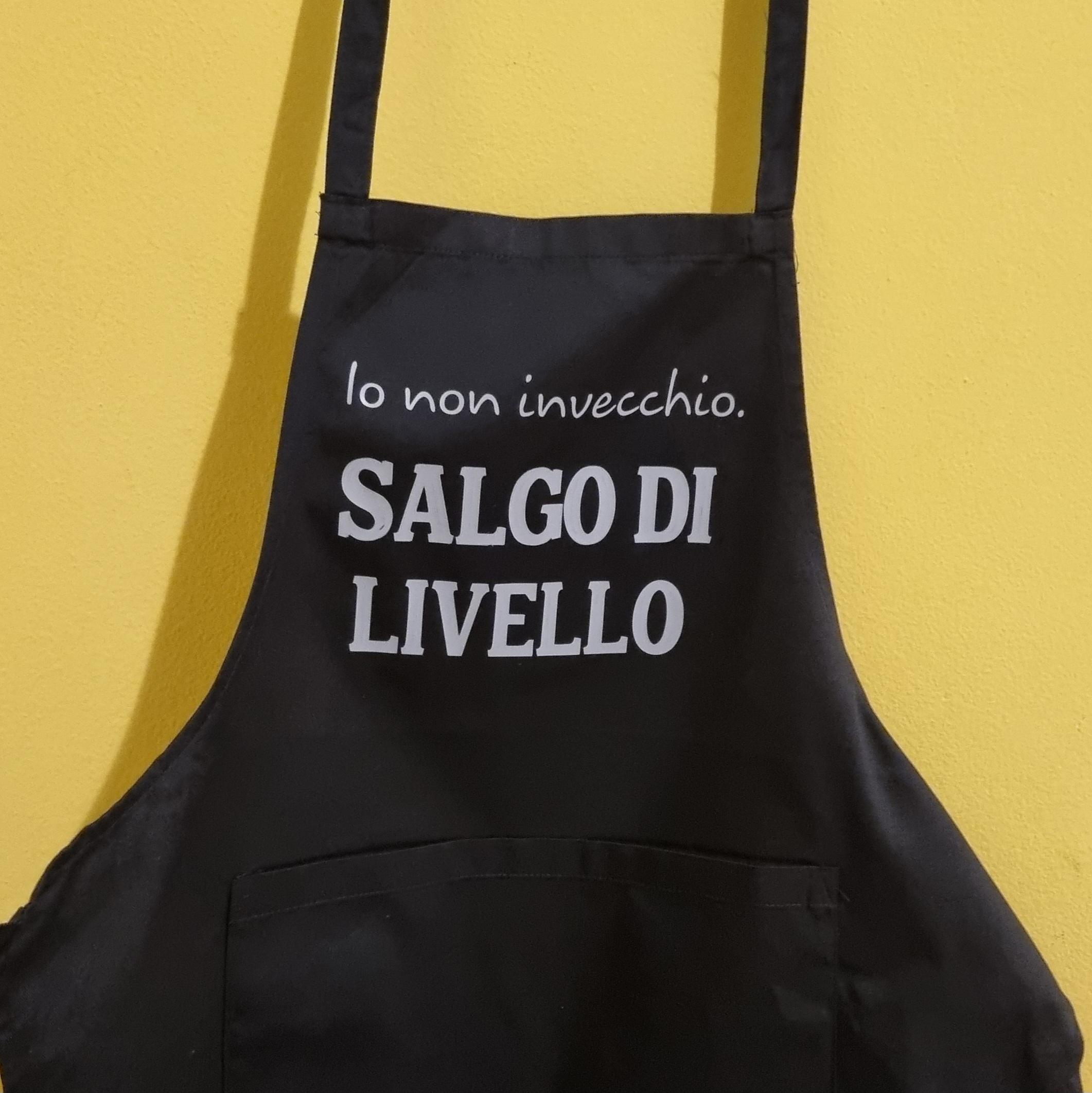 Grembiuli personalizzati e grembiuli con scritte divertenti Cerchi un grembiule originale per cucinare con il sorriso? Su Doppia Esse T-Shirt trovi grembiuli personalizzati e grembiuli con scritte divertenti, perfetti per chi ama stare ai fornelli senza rinunciare all'ironia. Realizziamo grembiuli da cucina personalizzati per uomo, donna e bambini, ideali come regalo per compleanni, Natale, Festa della Mamma, Festa del Papà, pensionamenti, grigliate, cene tra amici e tante altre occasioni. Puoi scegliere tra modelli con frasi simpatiche già pronte oppure creare un grembiule personalizzato con nome, dedica, logo o una frase tutta tua. Ogni grembiule viene realizzato artigianalmente nel nostro laboratorio con stampa di alta qualità, per un regalo utile, originale e destinato a farsi ricordare. Parole chiave SEO: grembiuli personalizzati, grembiuli con scritte, grembiuli divertenti, grembiuli da cucina, grembiule personalizzato, grembiule con nome, grembiuli ironici, grembiuli originali, grembiule regalo, grembiuli per grigliata, grembiuli uomo, grembiuli donna, idee regalo cucina, regalo per chi ama cucinare, grembiuli stampati.