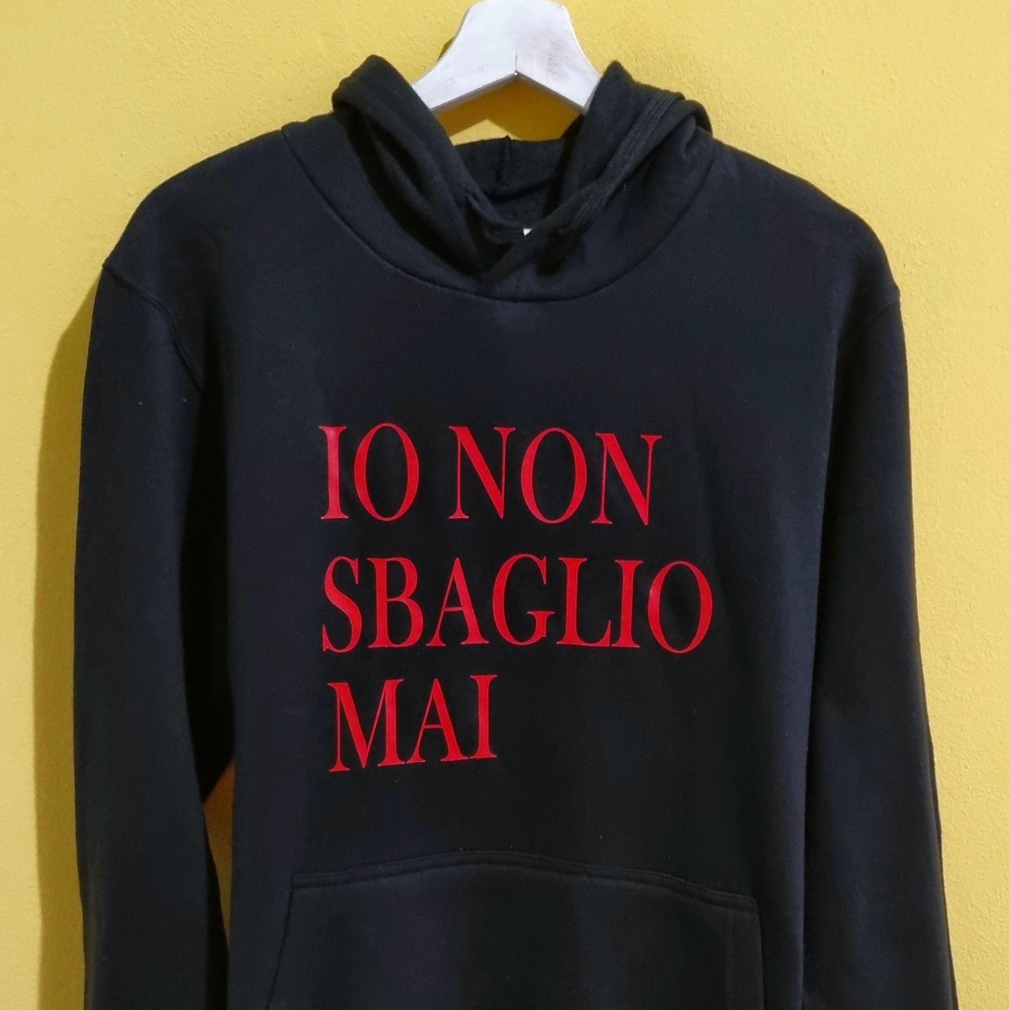 Felpe personalizzate e felpe con scritte divertenti Cerchi una felpa originale, comoda e diversa dal solito? Su Doppia Esse T-Shirt trovi felpe personalizzate e felpe con scritte divertenti, ironiche e motivazionali, perfette per esprimere la tua personalità ogni giorno. Realizziamo felpe da donna, uomo e bambino con stampe di alta qualità, ideali per il tempo libero, il lavoro, lo sport o come idea regalo originale. Puoi scegliere tra tantissime grafiche già pronte oppure creare una felpa personalizzata con nome, frase, logo, dedica o immagine. Ogni felpa viene realizzata artigianalmente nel nostro laboratorio con materiali di qualità e grande attenzione ai dettagli, per garantire comfort, durata e uno stile unico. Parole chiave SEO: felpe personalizzate, felpe con scritte, felpe divertenti, felpe ironiche, felpe personalizzate uomo, felpe personalizzate donna, felpe con frasi, felpe originali, felpe stampate, felpe regalo, felpe personalizzabili, idee regalo originali, felpe artigianali, felpe con stampa.