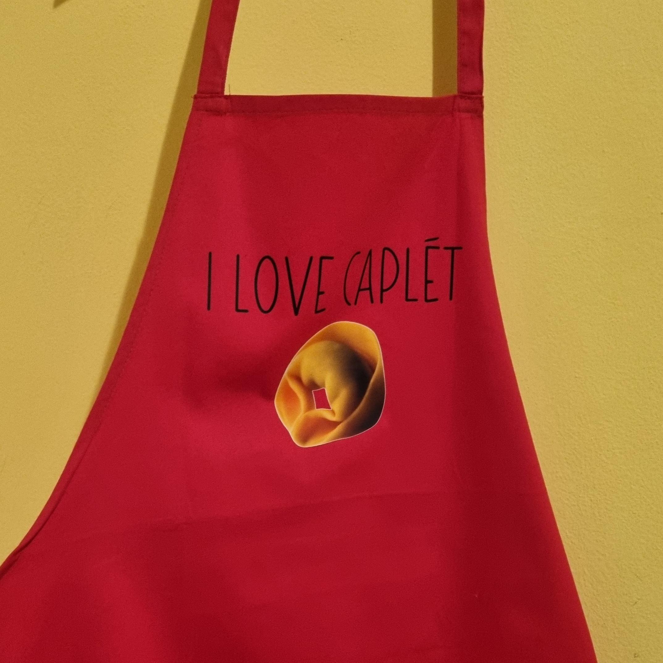 Grembiuli personalizzati e grembiuli con scritte divertenti Cerchi un grembiule originale per cucinare con il sorriso? Su Doppia Esse T-Shirt trovi grembiuli personalizzati e grembiuli con scritte divertenti, perfetti per chi ama stare ai fornelli senza rinunciare all'ironia. Realizziamo grembiuli da cucina personalizzati per uomo, donna e bambini, ideali come regalo per compleanni, Natale, Festa della Mamma, Festa del Papà, pensionamenti, grigliate, cene tra amici e tante altre occasioni. Puoi scegliere tra modelli con frasi simpatiche già pronte oppure creare un grembiule personalizzato con nome, dedica, logo o una frase tutta tua. Ogni grembiule viene realizzato artigianalmente nel nostro laboratorio con stampa di alta qualità, per un regalo utile, originale e destinato a farsi ricordare. Parole chiave SEO: grembiuli personalizzati, grembiuli con scritte, grembiuli divertenti, grembiuli da cucina, grembiule personalizzato, grembiule con nome, grembiuli ironici, grembiuli originali, grembiule regalo, grembiuli per grigliata, grembiuli uomo, grembiuli donna, idee regalo cucina, regalo per chi ama cucinare, grembiuli stampati.