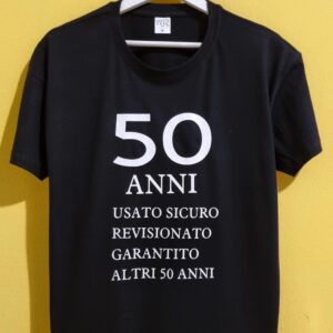 T-shirt compleanno divertenti e personalizzate Cerchi una t-shirt per compleanno originale che faccia sorridere? Su Doppia Esse T-Shirt trovi magliette compleanno divertenti, ironiche e personalizzate, perfette per festeggiare ogni età con stile e buonumore. Realizziamo t-shirt per compleanni da 18, 30, 40, 50, 60 anni e oltre, con frasi spiritose, scritte ironiche e grafiche originali. Puoi scegliere un modello già pronto oppure creare una maglietta personalizzata con nome, età, data o una dedica speciale. Le nostre magliette sono ideali come regalo di compleanno per donna, uomo, amici, amiche, mamma, papà, colleghi e parenti, ma anche per feste a tema, gruppi e celebrazioni indimenticabili. Ogni t-shirt viene realizzata artigianalmente nel nostro laboratorio con stampa di alta qualità. Parole chiave SEO: t-shirt compleanno, magliette compleanno, t-shirt compleanno divertenti, magliette compleanno personalizzate, t-shirt con scritte compleanno, regalo compleanno originale, regalo compleanno divertente, magliette ironiche, t-shirt personalizzate, idee regalo compleanno, magliette uomo donna, t-shirt con frasi divertenti, magliette personalizzabili.