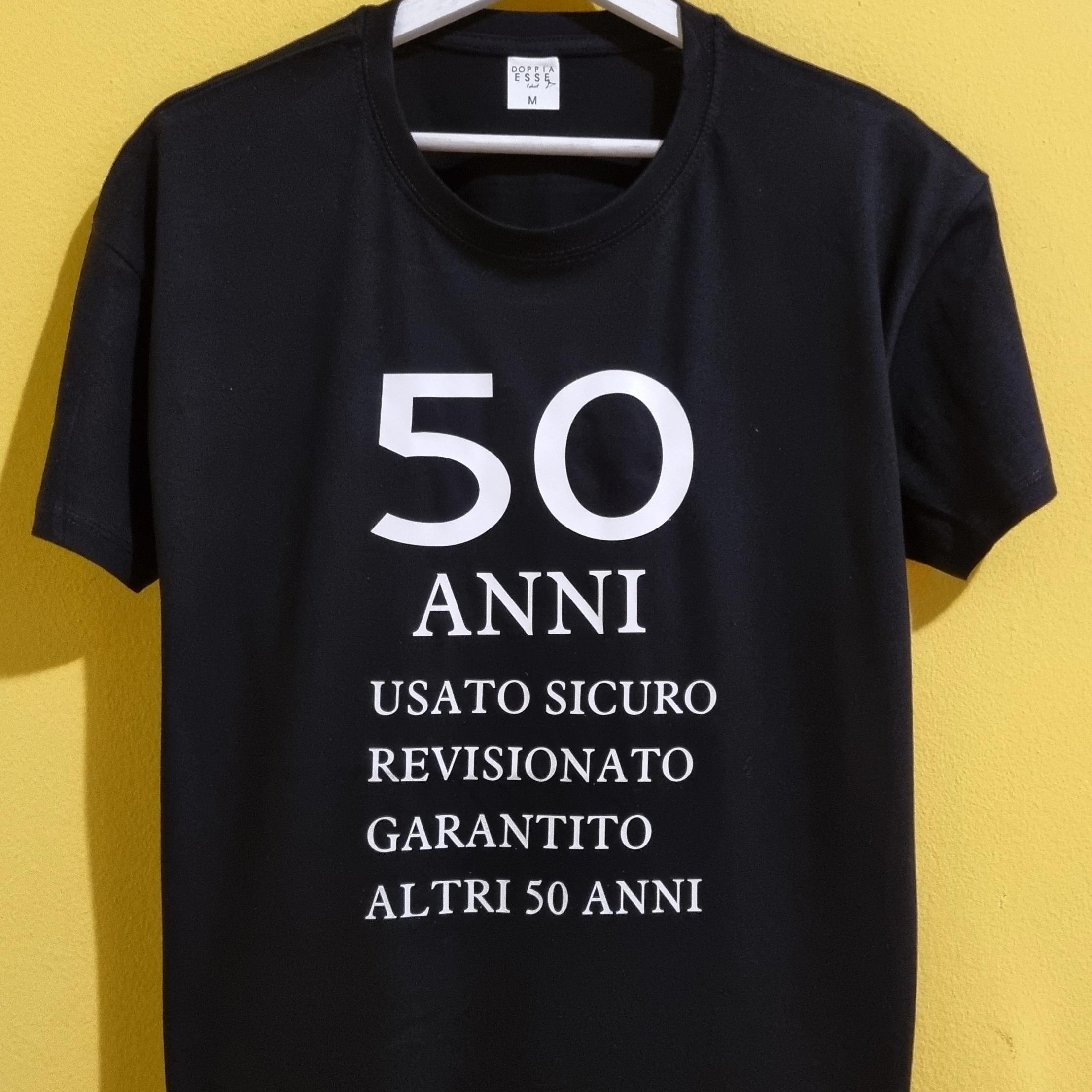 T-shirt compleanno divertenti e personalizzate Cerchi una t-shirt per compleanno originale che faccia sorridere? Su Doppia Esse T-Shirt trovi magliette compleanno divertenti, ironiche e personalizzate, perfette per festeggiare ogni età con stile e buonumore. Realizziamo t-shirt per compleanni da 18, 30, 40, 50, 60 anni e oltre, con frasi spiritose, scritte ironiche e grafiche originali. Puoi scegliere un modello già pronto oppure creare una maglietta personalizzata con nome, età, data o una dedica speciale. Le nostre magliette sono ideali come regalo di compleanno per donna, uomo, amici, amiche, mamma, papà, colleghi e parenti, ma anche per feste a tema, gruppi e celebrazioni indimenticabili. Ogni t-shirt viene realizzata artigianalmente nel nostro laboratorio con stampa di alta qualità. Parole chiave SEO: t-shirt compleanno, magliette compleanno, t-shirt compleanno divertenti, magliette compleanno personalizzate, t-shirt con scritte compleanno, regalo compleanno originale, regalo compleanno divertente, magliette ironiche, t-shirt personalizzate, idee regalo compleanno, magliette uomo donna, t-shirt con frasi divertenti, magliette personalizzabili.