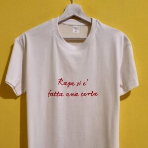 T-shirt compleanno divertenti e personalizzate Cerchi una t-shirt per compleanno originale che faccia sorridere? Su Doppia Esse T-Shirt trovi magliette compleanno divertenti, ironiche e personalizzate, perfette per festeggiare ogni età con stile e buonumore. Realizziamo t-shirt per compleanni da 18, 30, 40, 50, 60 anni e oltre, con frasi spiritose, scritte ironiche e grafiche originali. Puoi scegliere un modello già pronto oppure creare una maglietta personalizzata con nome, età, data o una dedica speciale. Le nostre magliette sono ideali come regalo di compleanno per donna, uomo, amici, amiche, mamma, papà, colleghi e parenti, ma anche per feste a tema, gruppi e celebrazioni indimenticabili. Ogni t-shirt viene realizzata artigianalmente nel nostro laboratorio con stampa di alta qualità. Parole chiave SEO: t-shirt compleanno, magliette compleanno, t-shirt compleanno divertenti, magliette compleanno personalizzate, t-shirt con scritte compleanno, regalo compleanno originale, regalo compleanno divertente, magliette ironiche, t-shirt personalizzate, idee regalo compleanno, magliette uomo donna, t-shirt con frasi divertenti, magliette personalizzabili.