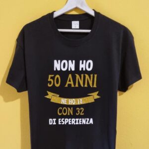 T-shirt compleanno divertenti e personalizzate Cerchi una t-shirt per compleanno originale che faccia sorridere? Su Doppia Esse T-Shirt trovi magliette compleanno divertenti, ironiche e personalizzate, perfette per festeggiare ogni età con stile e buonumore. Realizziamo t-shirt per compleanni da 18, 30, 40, 50, 60 anni e oltre, con frasi spiritose, scritte ironiche e grafiche originali. Puoi scegliere un modello già pronto oppure creare una maglietta personalizzata con nome, età, data o una dedica speciale. Le nostre magliette sono ideali come regalo di compleanno per donna, uomo, amici, amiche, mamma, papà, colleghi e parenti, ma anche per feste a tema, gruppi e celebrazioni indimenticabili. Ogni t-shirt viene realizzata artigianalmente nel nostro laboratorio con stampa di alta qualità. Parole chiave SEO: t-shirt compleanno, magliette compleanno, t-shirt compleanno divertenti, magliette compleanno personalizzate, t-shirt con scritte compleanno, regalo compleanno originale, regalo compleanno divertente, magliette ironiche, t-shirt personalizzate, idee regalo compleanno, magliette uomo donna, t-shirt con frasi divertenti, magliette personalizzabili.