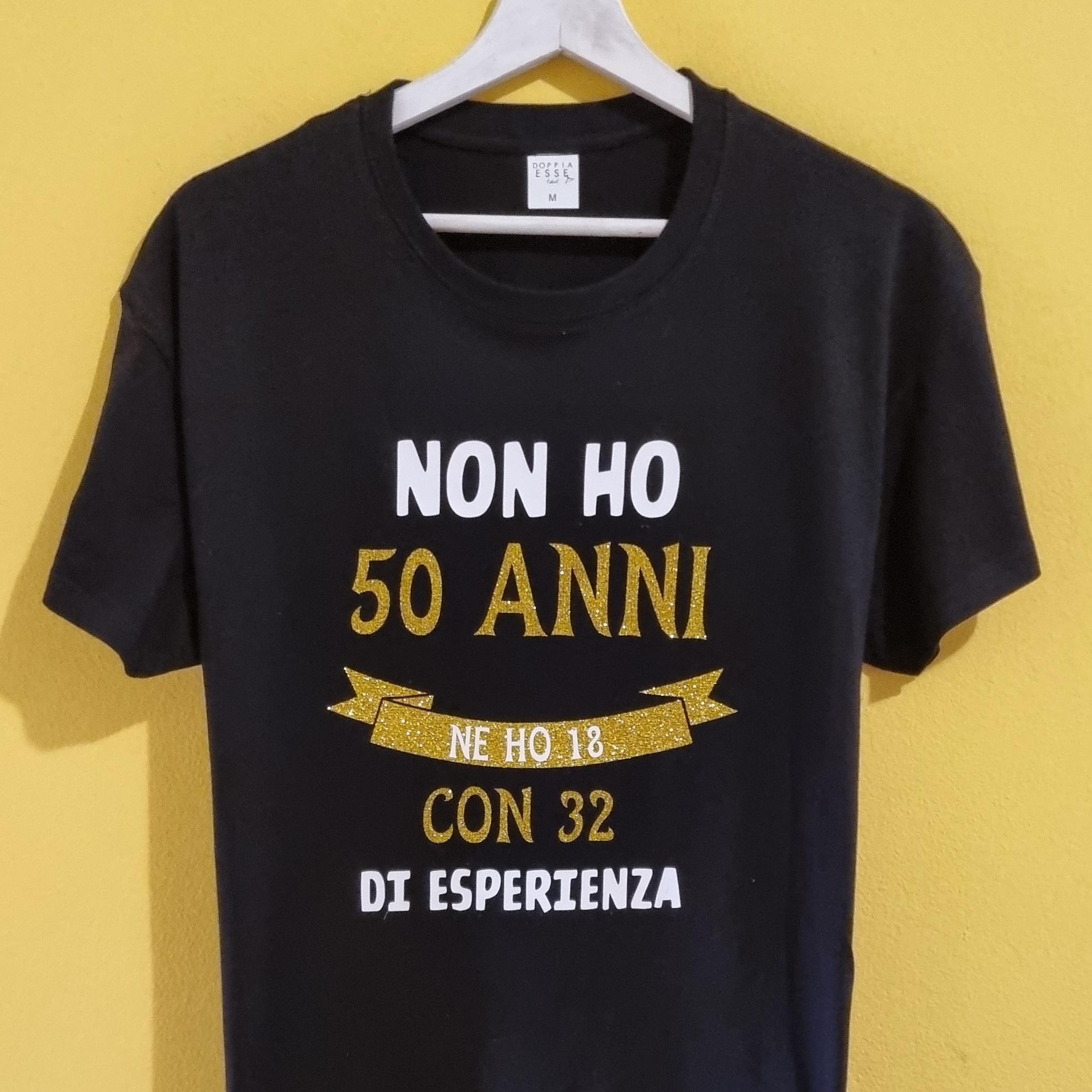 T-shirt compleanno divertenti e personalizzate Cerchi una t-shirt per compleanno originale che faccia sorridere? Su Doppia Esse T-Shirt trovi magliette compleanno divertenti, ironiche e personalizzate, perfette per festeggiare ogni età con stile e buonumore. Realizziamo t-shirt per compleanni da 18, 30, 40, 50, 60 anni e oltre, con frasi spiritose, scritte ironiche e grafiche originali. Puoi scegliere un modello già pronto oppure creare una maglietta personalizzata con nome, età, data o una dedica speciale. Le nostre magliette sono ideali come regalo di compleanno per donna, uomo, amici, amiche, mamma, papà, colleghi e parenti, ma anche per feste a tema, gruppi e celebrazioni indimenticabili. Ogni t-shirt viene realizzata artigianalmente nel nostro laboratorio con stampa di alta qualità. Parole chiave SEO: t-shirt compleanno, magliette compleanno, t-shirt compleanno divertenti, magliette compleanno personalizzate, t-shirt con scritte compleanno, regalo compleanno originale, regalo compleanno divertente, magliette ironiche, t-shirt personalizzate, idee regalo compleanno, magliette uomo donna, t-shirt con frasi divertenti, magliette personalizzabili.