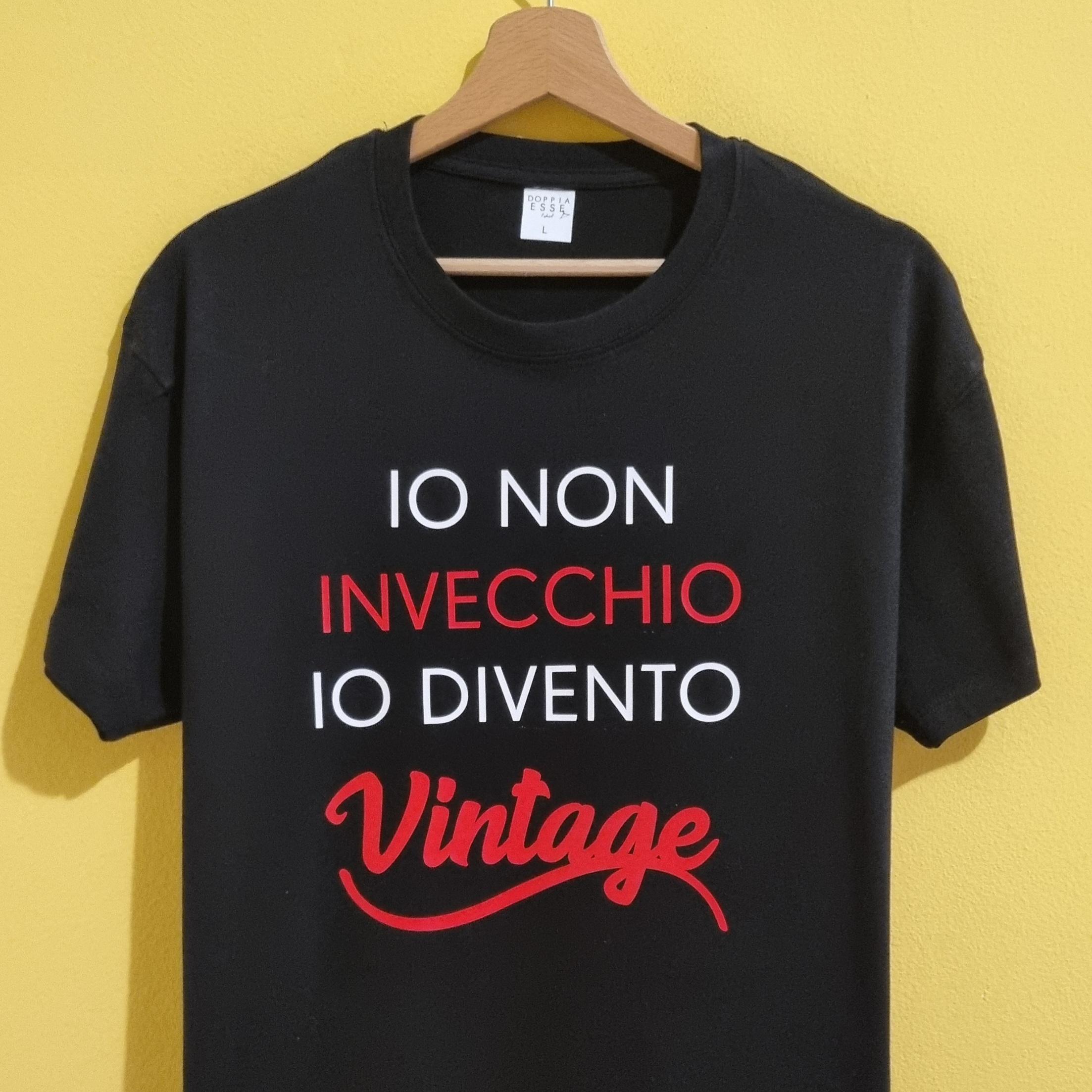 T-shirt compleanno divertenti e personalizzate Cerchi una t-shirt per compleanno originale che faccia sorridere? Su Doppia Esse T-Shirt trovi magliette compleanno divertenti, ironiche e personalizzate, perfette per festeggiare ogni età con stile e buonumore. Realizziamo t-shirt per compleanni da 18, 30, 40, 50, 60 anni e oltre, con frasi spiritose, scritte ironiche e grafiche originali. Puoi scegliere un modello già pronto oppure creare una maglietta personalizzata con nome, età, data o una dedica speciale. Le nostre magliette sono ideali come regalo di compleanno per donna, uomo, amici, amiche, mamma, papà, colleghi e parenti, ma anche per feste a tema, gruppi e celebrazioni indimenticabili. Ogni t-shirt viene realizzata artigianalmente nel nostro laboratorio con stampa di alta qualità. Parole chiave SEO: t-shirt compleanno, magliette compleanno, t-shirt compleanno divertenti, magliette compleanno personalizzate, t-shirt con scritte compleanno, regalo compleanno originale, regalo compleanno divertente, magliette ironiche, t-shirt personalizzate, idee regalo compleanno, magliette uomo donna, t-shirt con frasi divertenti, magliette personalizzabili.