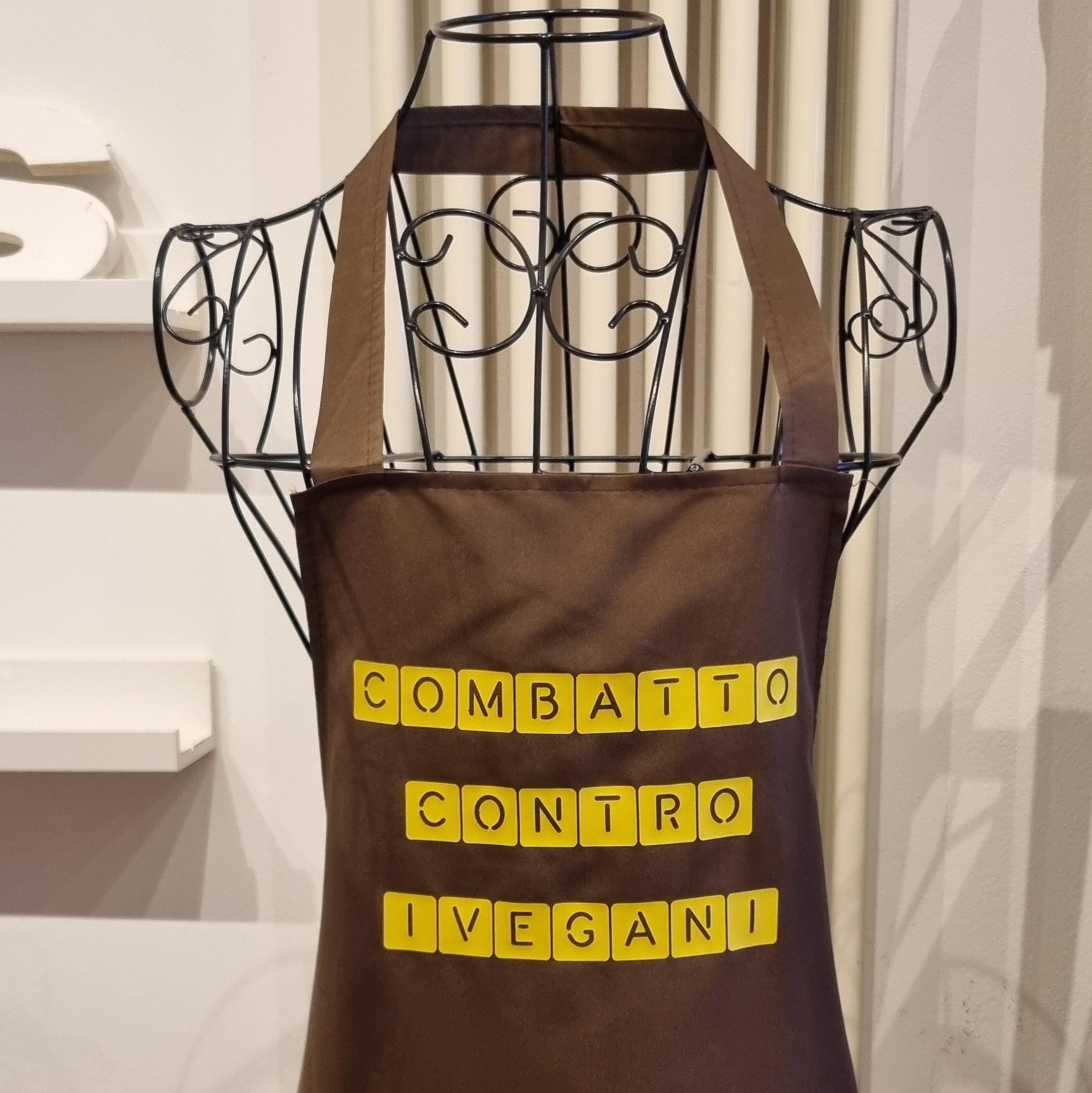 Grembiuli personalizzati e grembiuli con scritte divertenti Cerchi un grembiule originale per cucinare con il sorriso? Su Doppia Esse T-Shirt trovi grembiuli personalizzati e grembiuli con scritte divertenti, perfetti per chi ama stare ai fornelli senza rinunciare all'ironia. Realizziamo grembiuli da cucina personalizzati per uomo, donna e bambini, ideali come regalo per compleanni, Natale, Festa della Mamma, Festa del Papà, pensionamenti, grigliate, cene tra amici e tante altre occasioni. Puoi scegliere tra modelli con frasi simpatiche già pronte oppure creare un grembiule personalizzato con nome, dedica, logo o una frase tutta tua. Ogni grembiule viene realizzato artigianalmente nel nostro laboratorio con stampa di alta qualità, per un regalo utile, originale e destinato a farsi ricordare. Parole chiave SEO: grembiuli personalizzati, grembiuli con scritte, grembiuli divertenti, grembiuli da cucina, grembiule personalizzato, grembiule con nome, grembiuli ironici, grembiuli originali, grembiule regalo, grembiuli per grigliata, grembiuli uomo, grembiuli donna, idee regalo cucina, regalo per chi ama cucinare, grembiuli stampati.